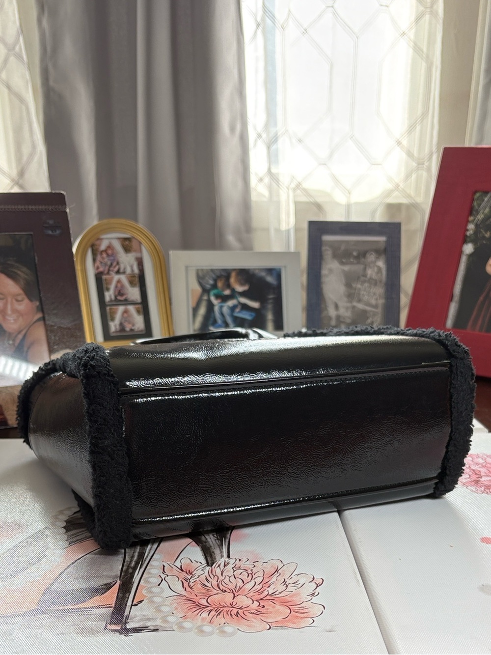 Kate Spade Black Patent Leather Shearling Bag w/Detachable Strap 8.5x10x4in EUC - Picture 6 of 16